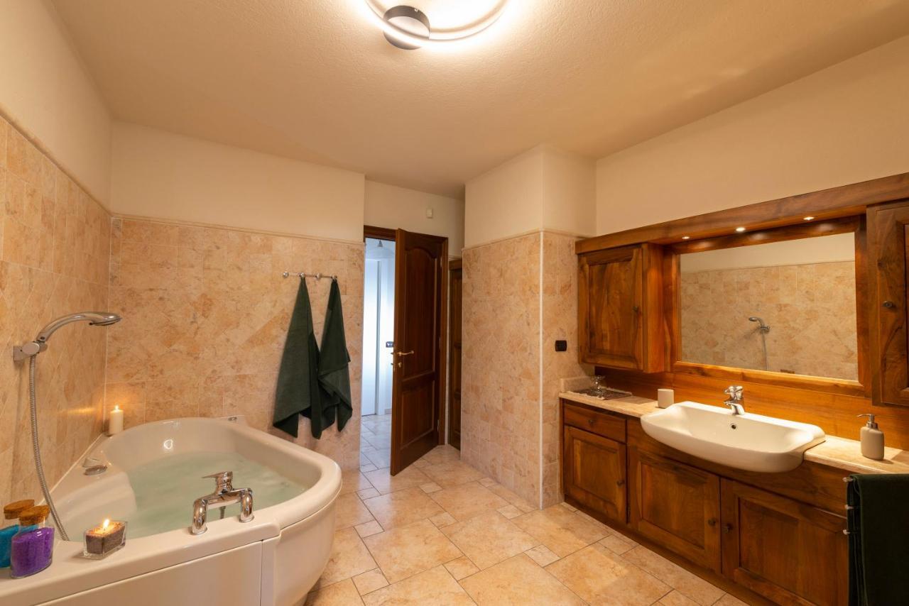 Villa Mara - Aosta - 200 Mq - Wifi - Jacuzzi - Parcheggio - Giardino Экстерьер фото