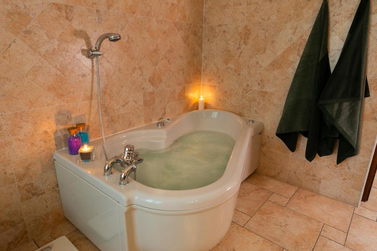 Villa Mara - Aosta - 200 Mq - Wifi - Jacuzzi - Parcheggio - Giardino Экстерьер фото